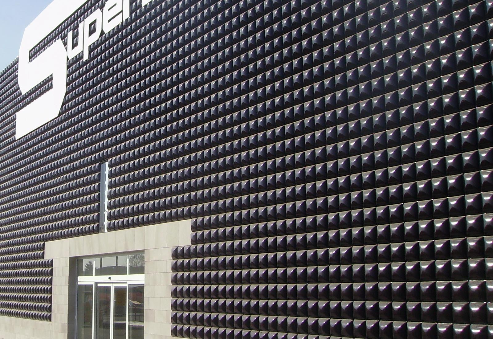 Esselunga mall Macherio - Detail of the main facade