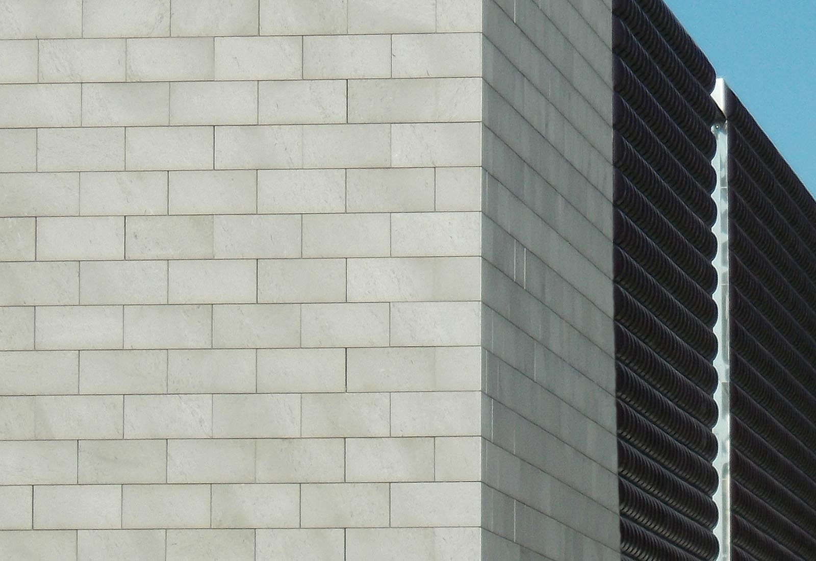 Esselunga mall Macherio - Detail of the edge of the building