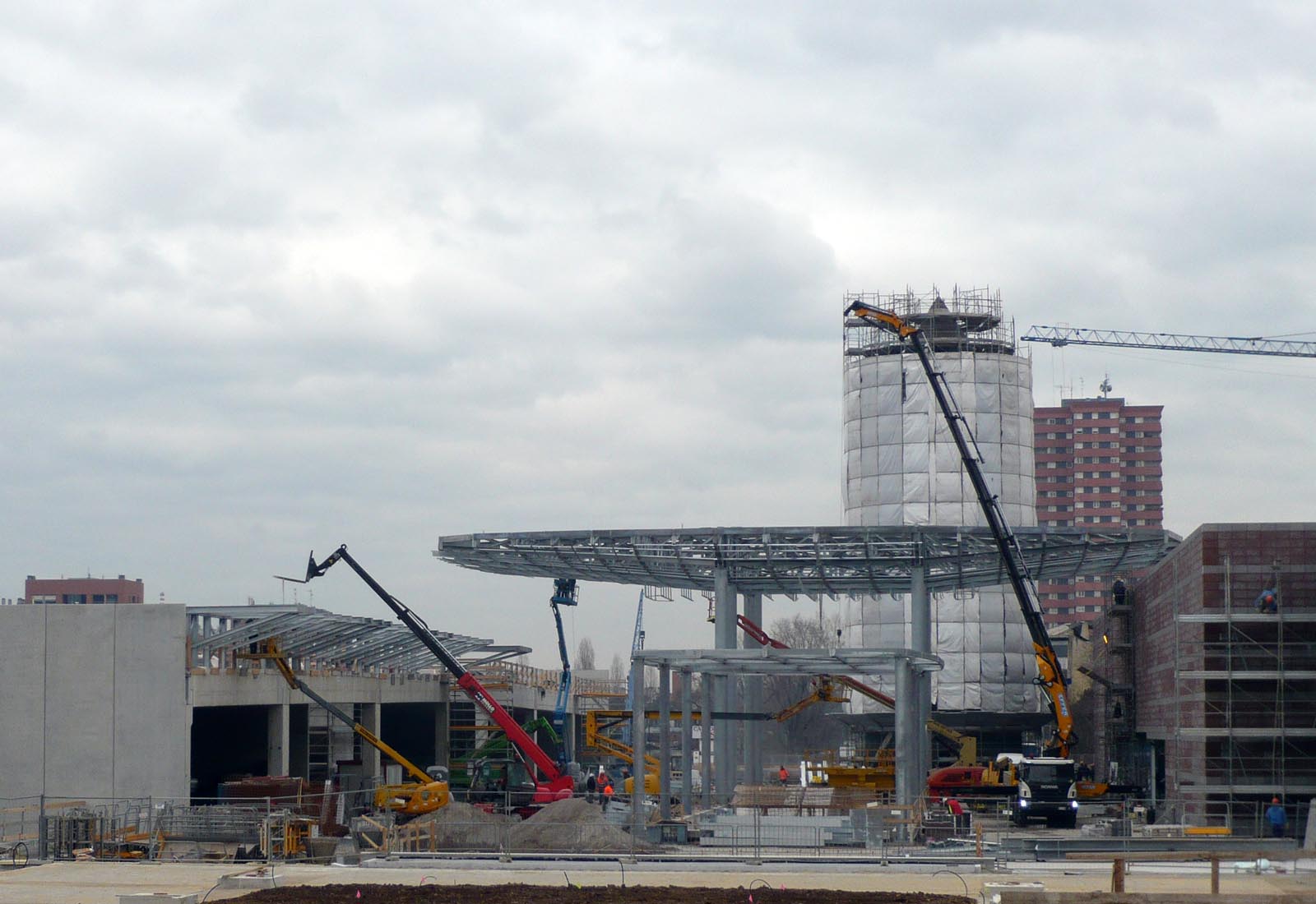 Esselunga Adriano mall Milan - The square construction site