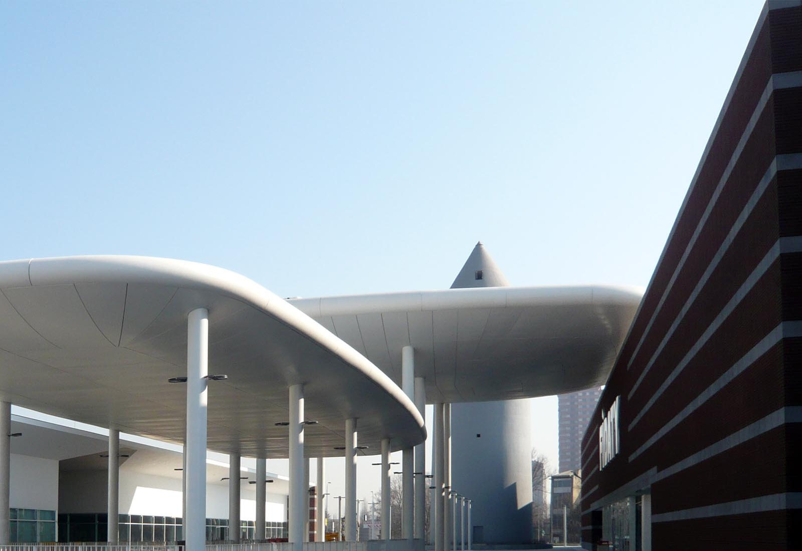 Esselunga Adriano mall Milan - Detail of the shelters on the square