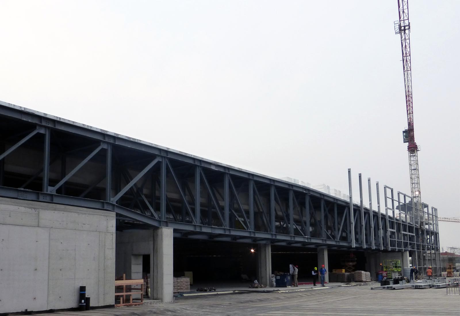 Esselunga Adriano mall Milan - The reticular beam on the main front of the superstore