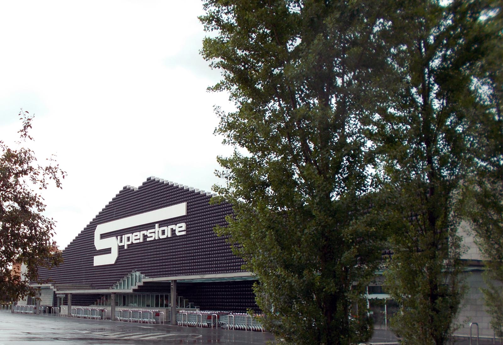 Esselunga mall Piacenza - View of the main facade