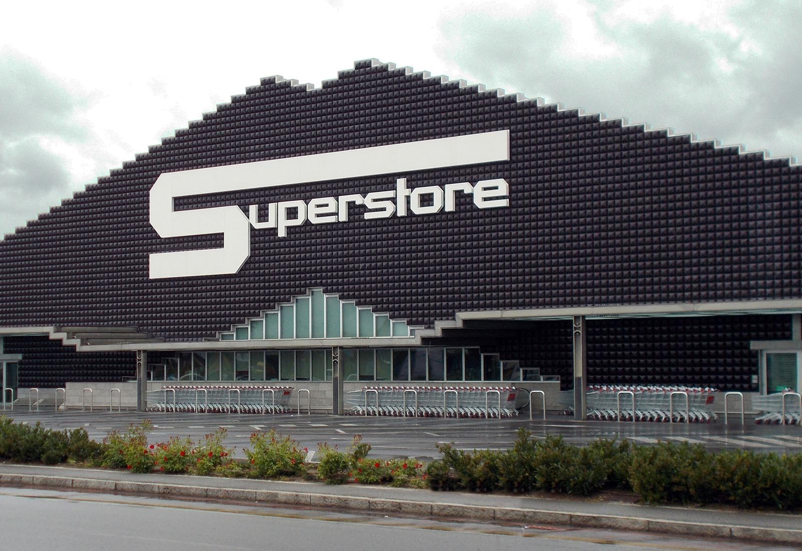 Esselunga mall Piacenza - View of the main facade