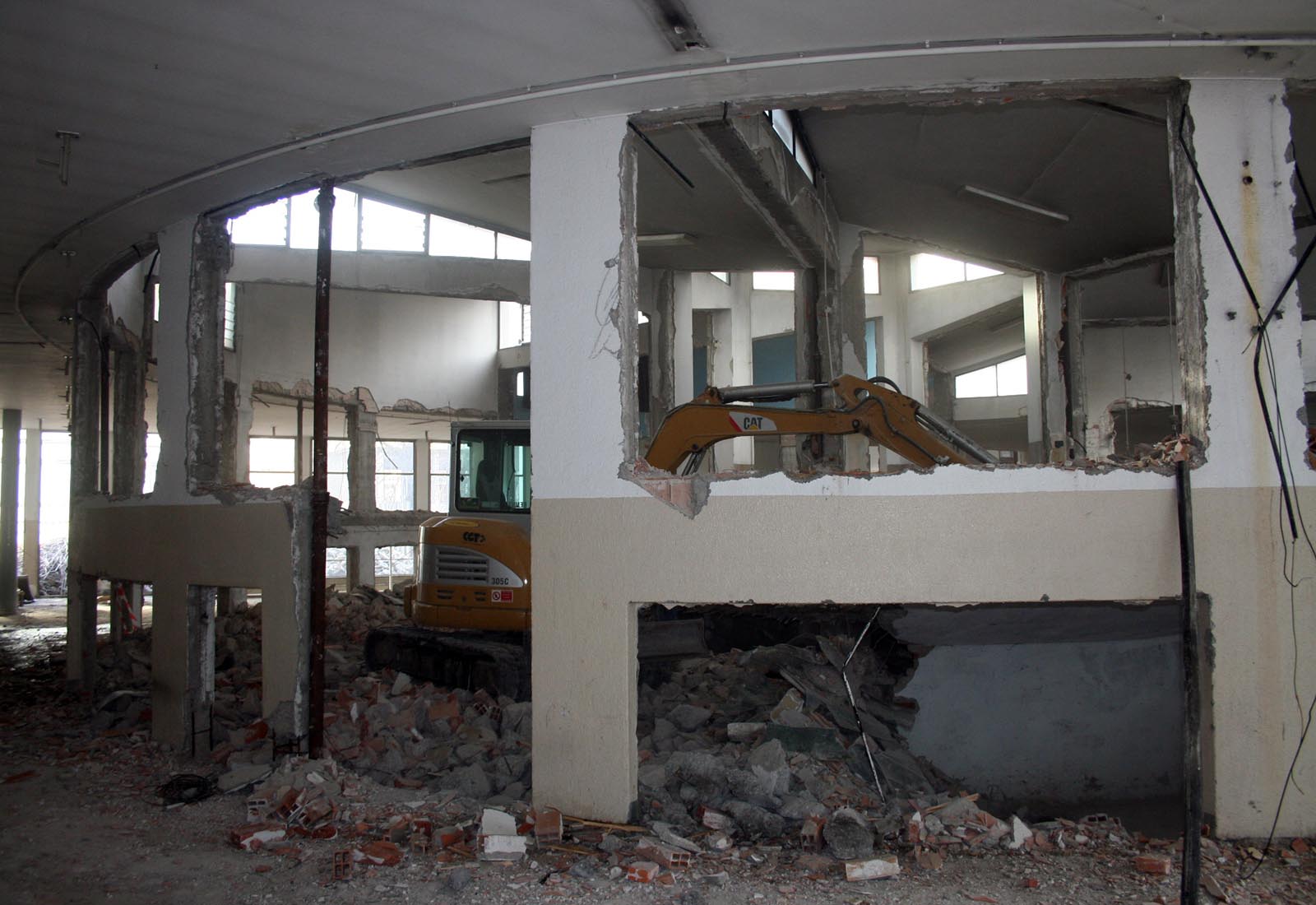 Manzoni school center in Milan - Demolition of masonry