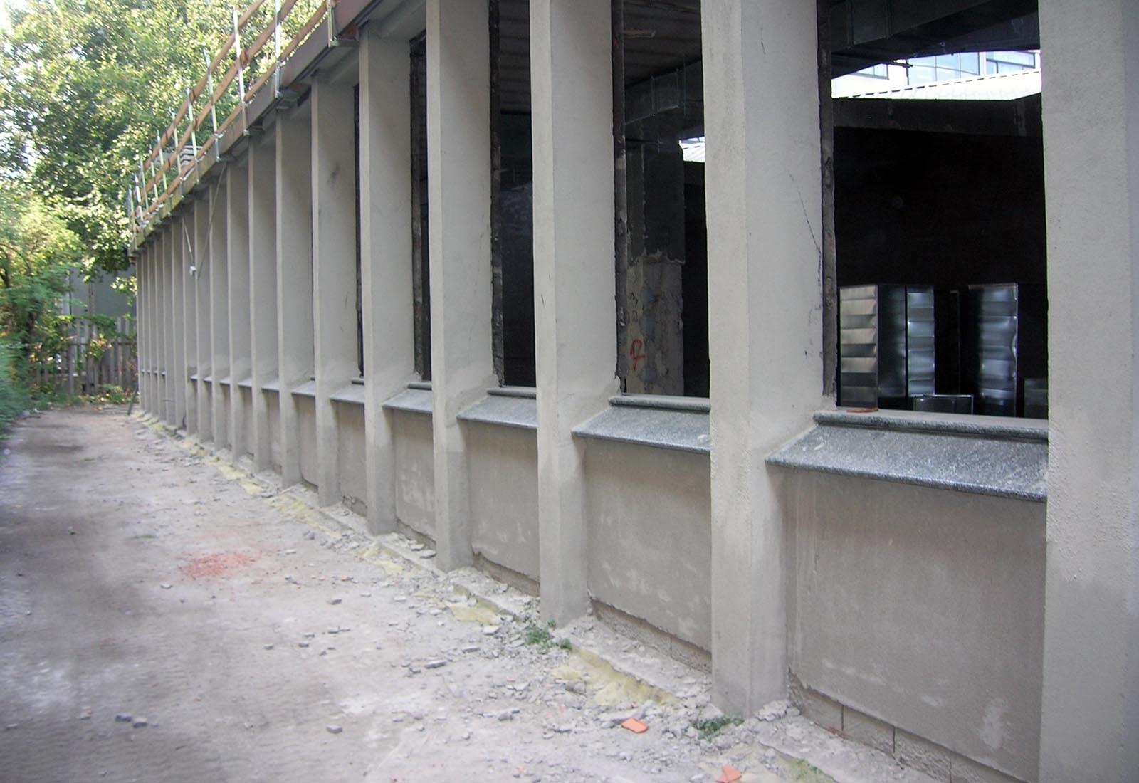 Manzoni school center in Milan - The masonry of the façade of the ground floor