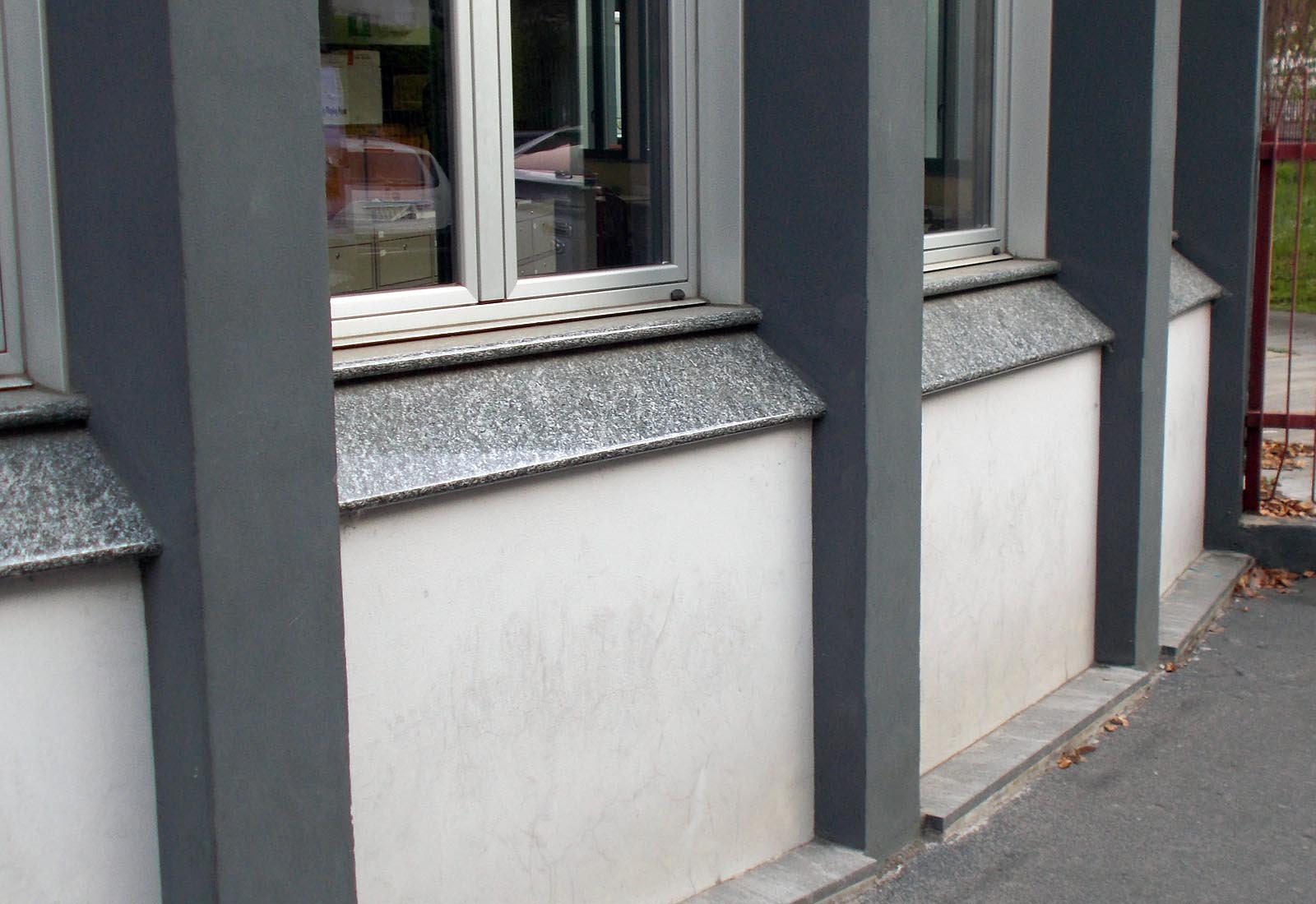 Manzoni school center in Milan - Detail of the hall sills