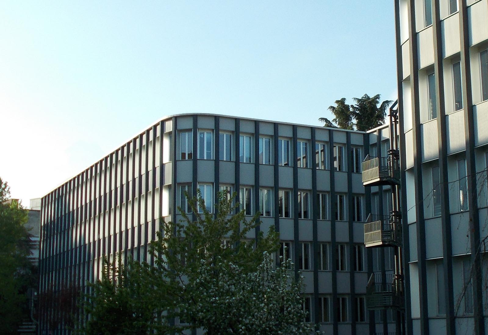 Manzoni school center in Milan - View from via Battaglia