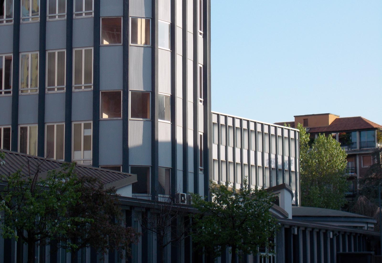 Manzoni school center in Milan - View from via Deledda