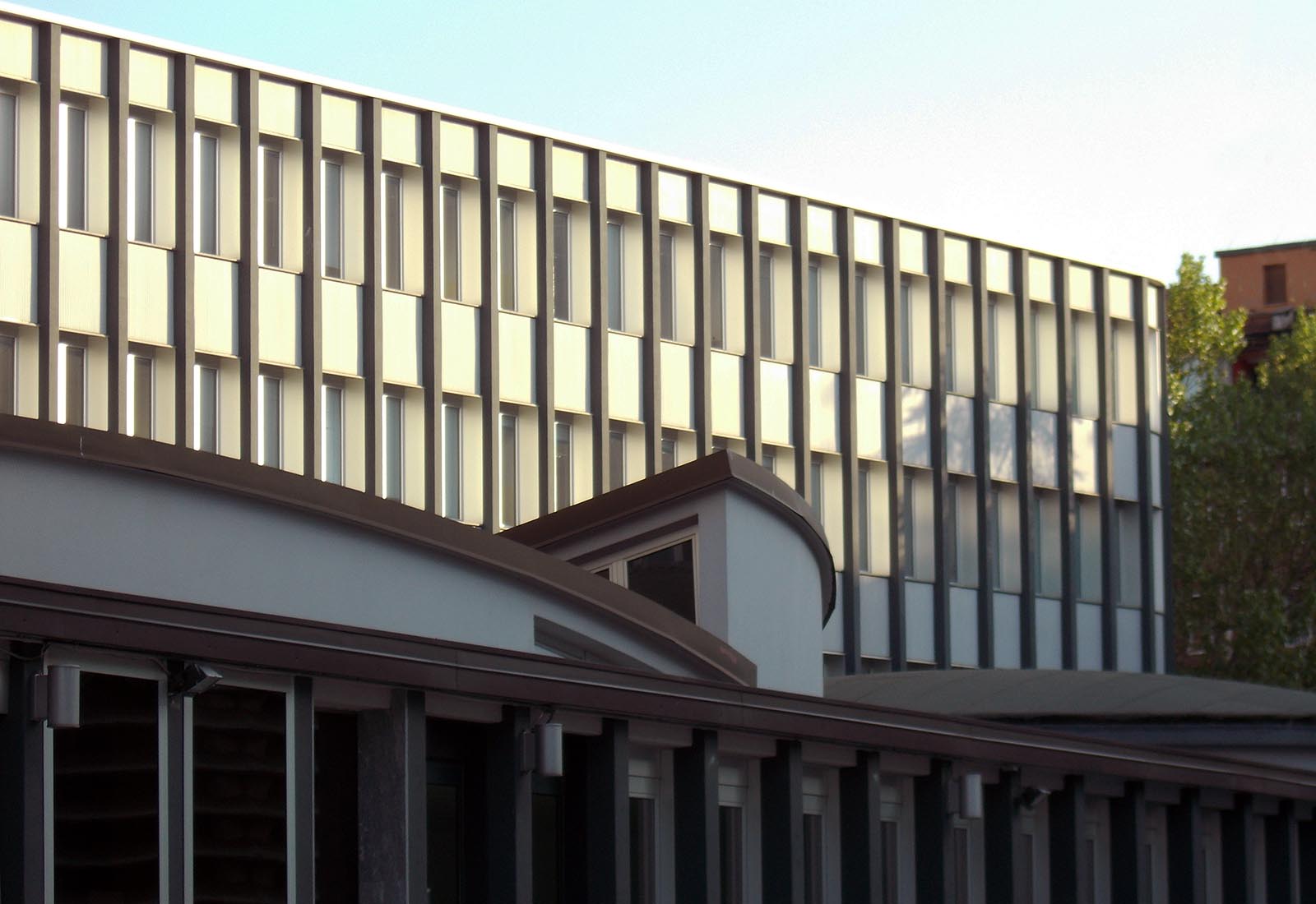 Manzoni school center in Milan - View from via Deledda