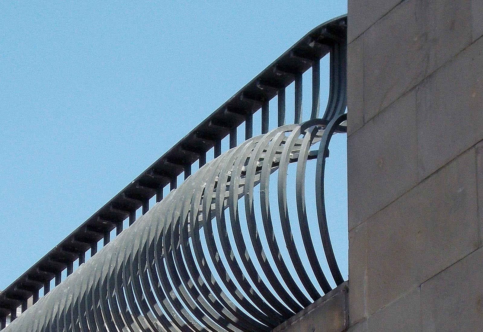 Shops in Vigili del fuoco square Milan - Detail