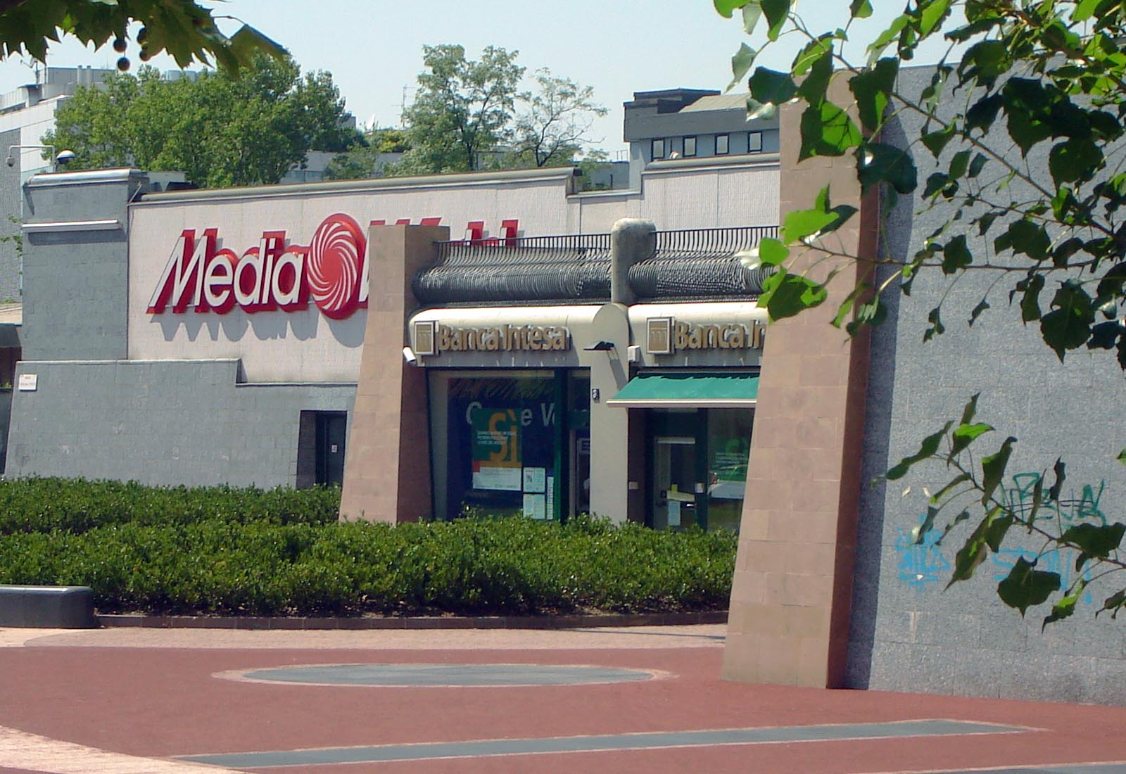 Shops in Vigili del fuoco square Milan - The shops on the north side