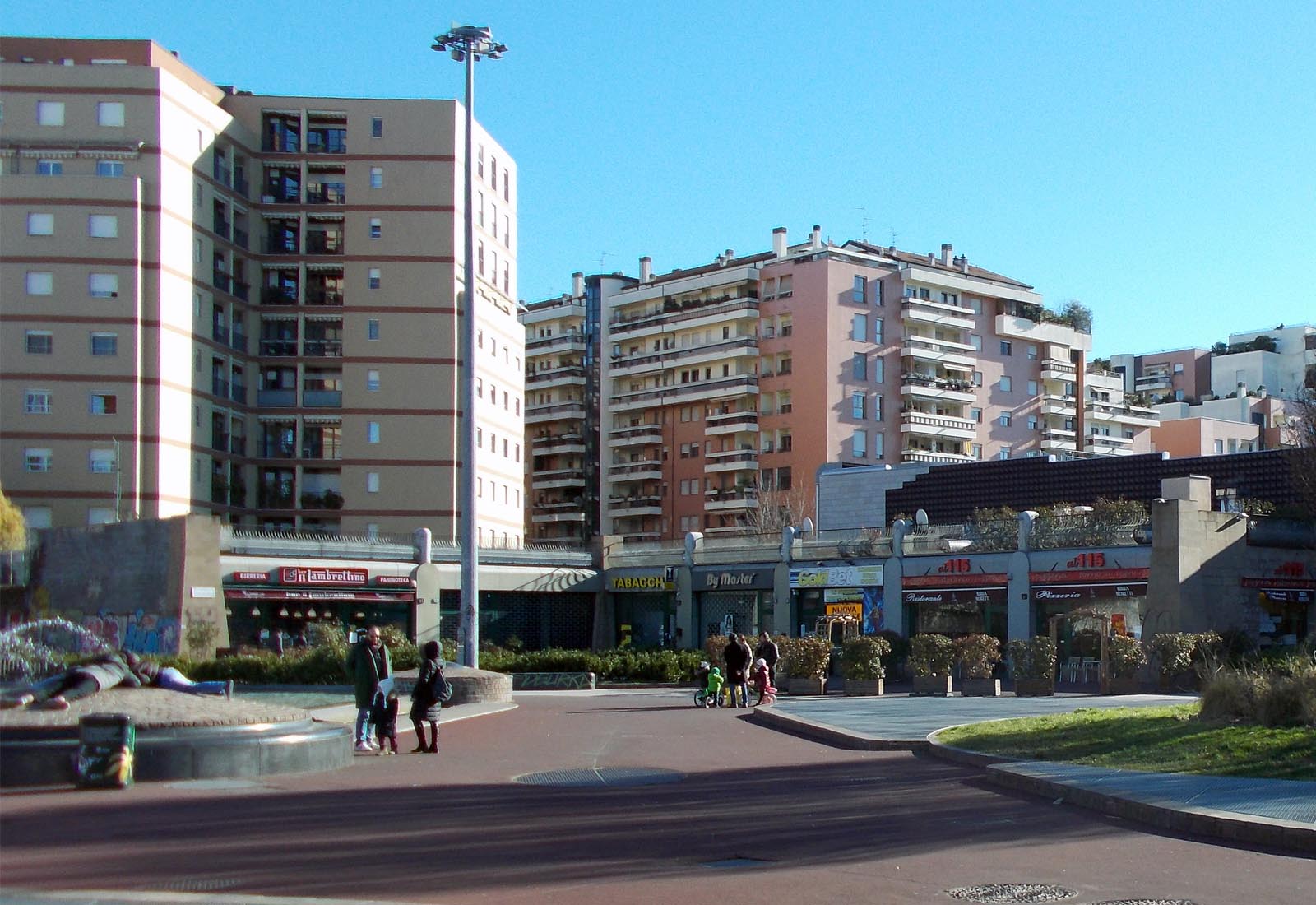 Shops in Vigili del fuoco square Milan - The shops on the south side