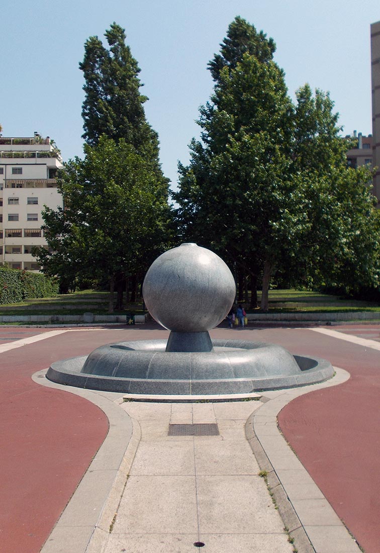 Vigili del fuoco square in Milan - Fountain