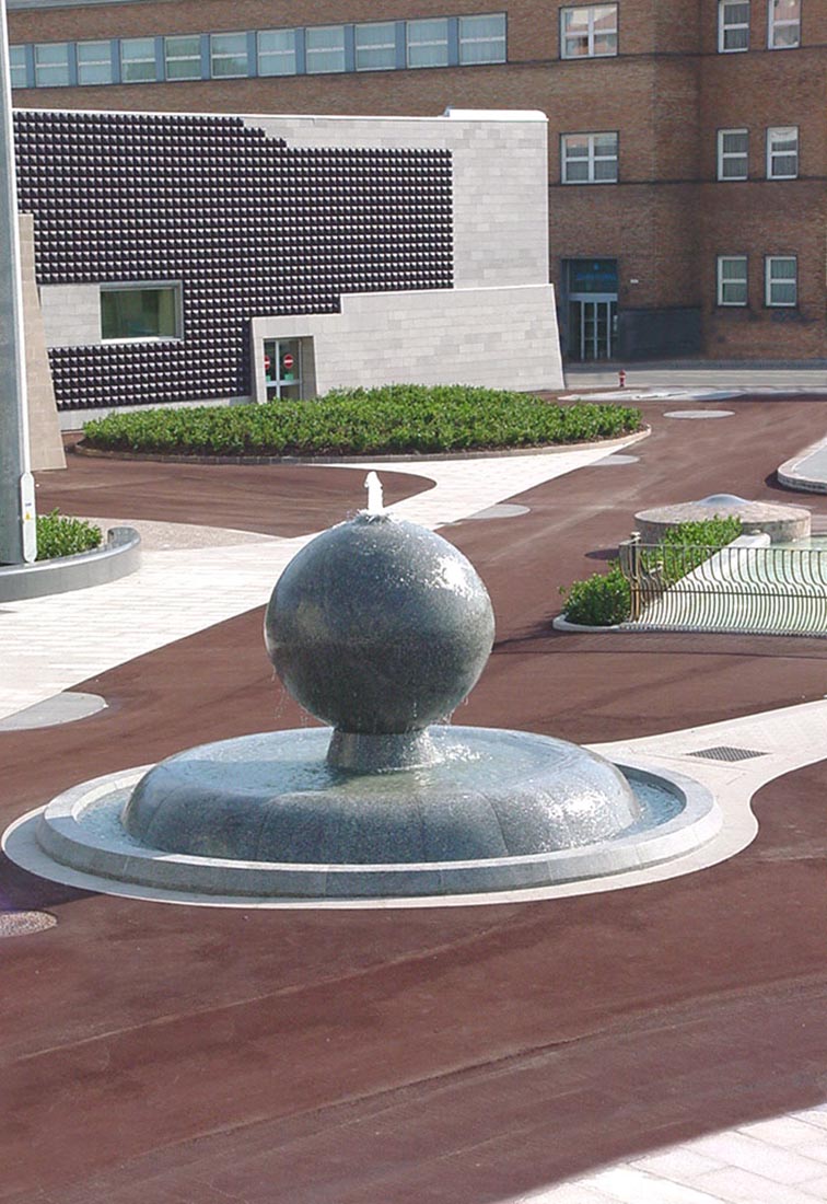 Vigili del fuoco square in Milan - Fountain