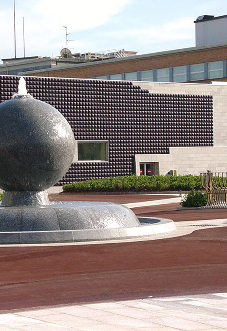 Vigili del fuoco square in Milan - Fountain