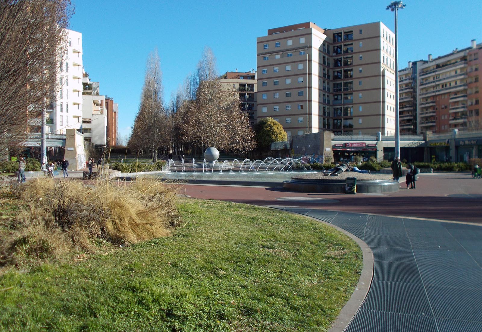 Underground garage in vigili del fuoco square Milan - The square with fountain