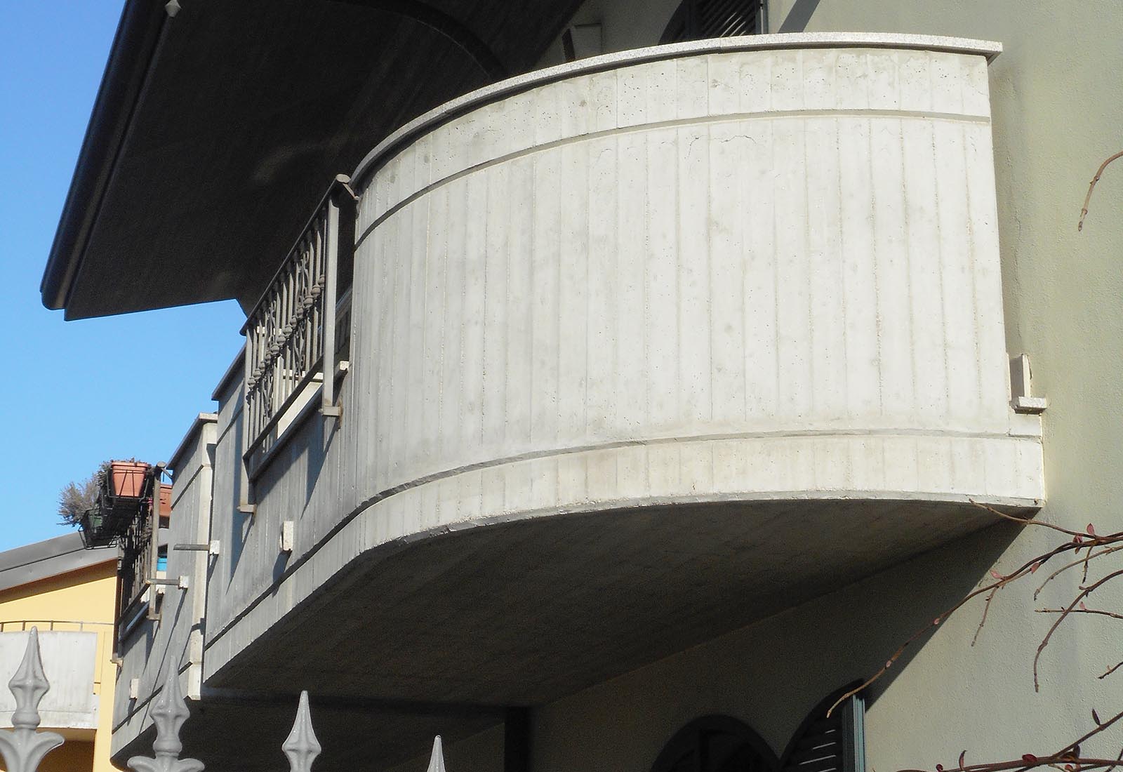 House in 4th november street in Pero - Detail of the balcony