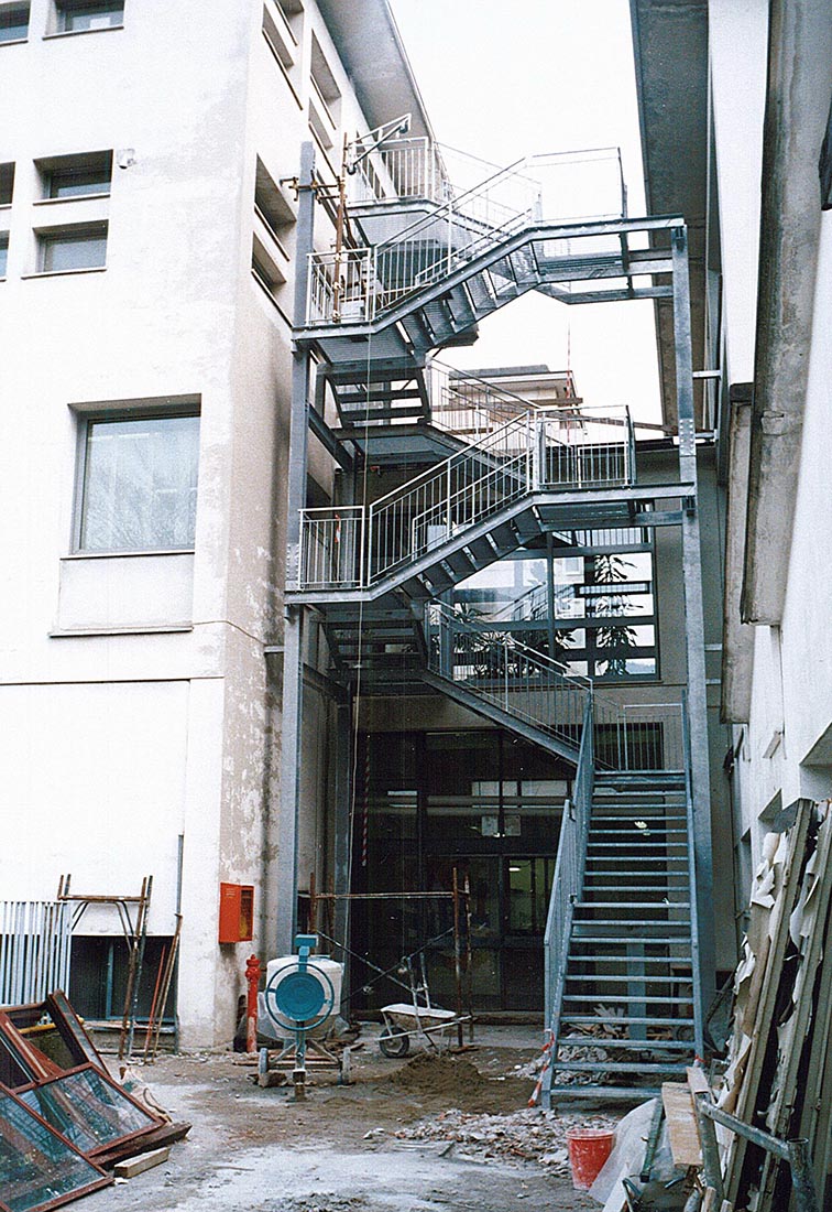 igh school renovation in Como - Assembling of the new emergency staircase