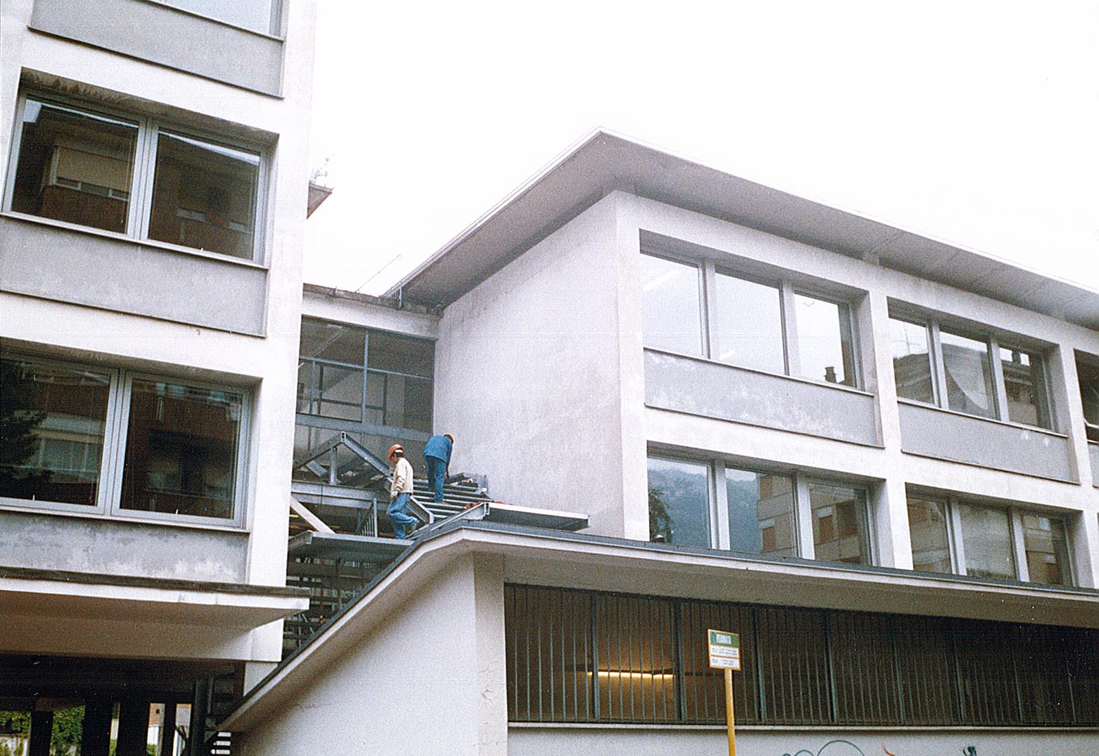 High school renovation in Como - Assembling of the new emergency staircase