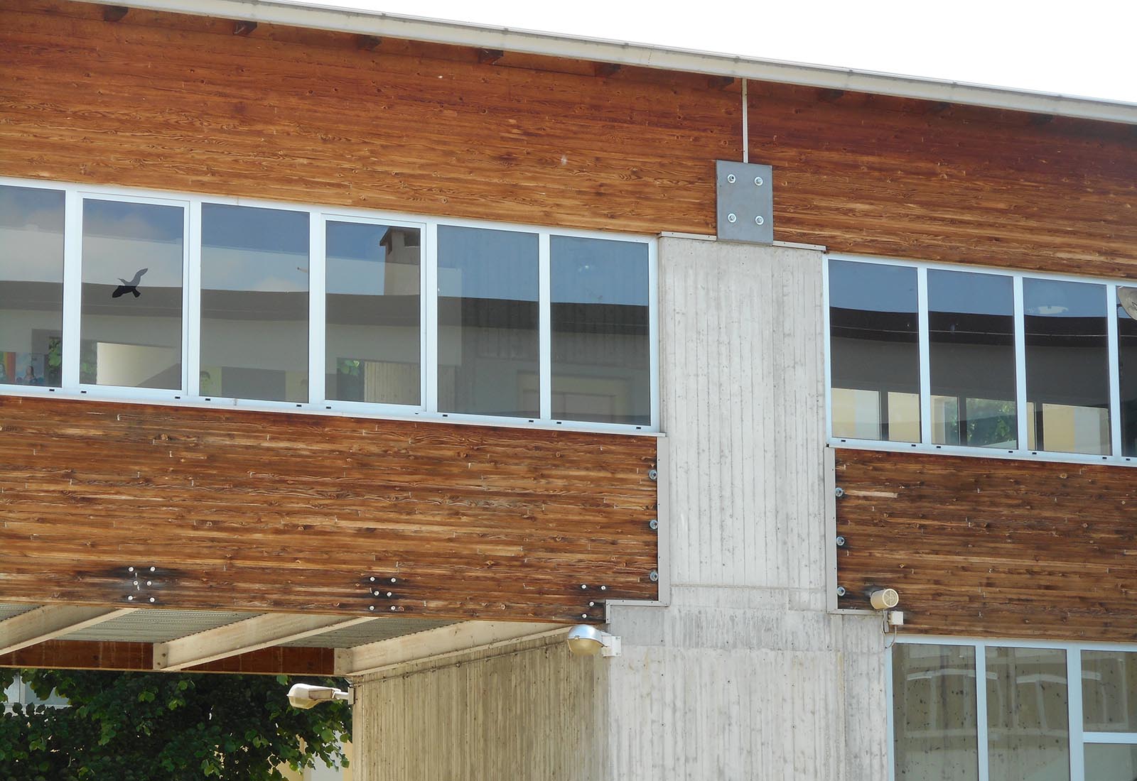 High school renovation in Melegnano - Detail of the connecting bridge