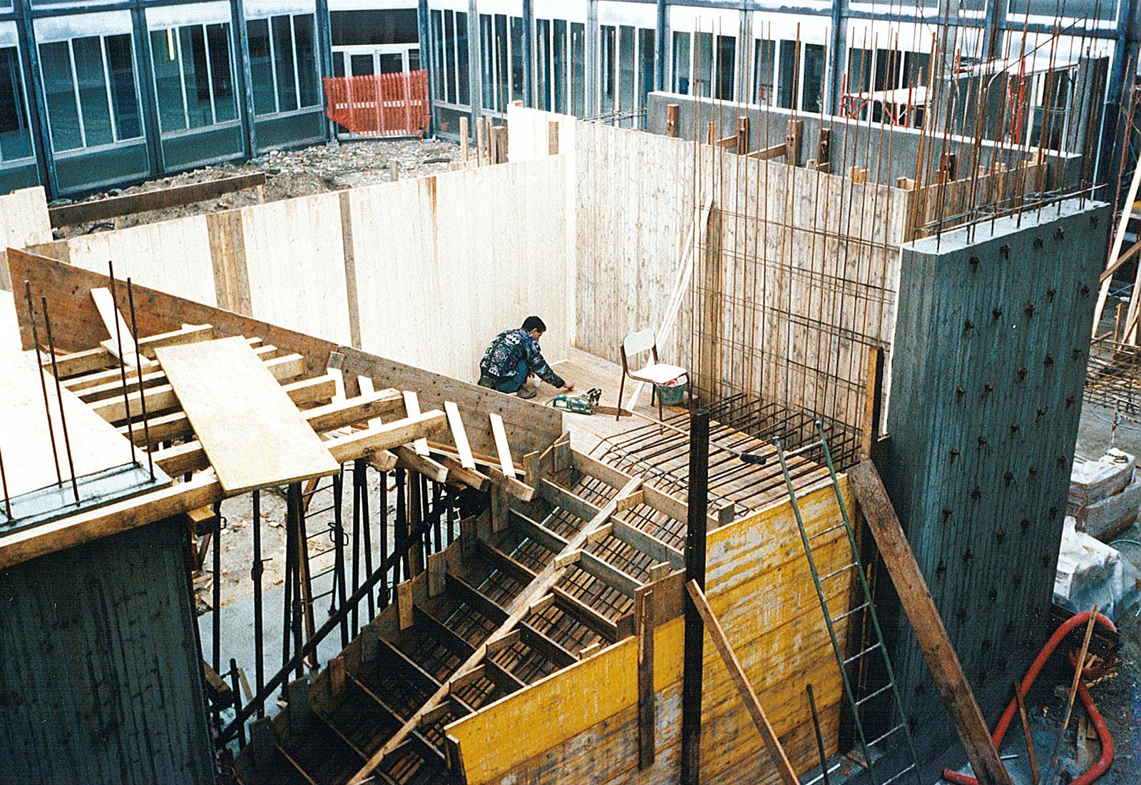 High school renovation in Melegnano - The building of the new staircase