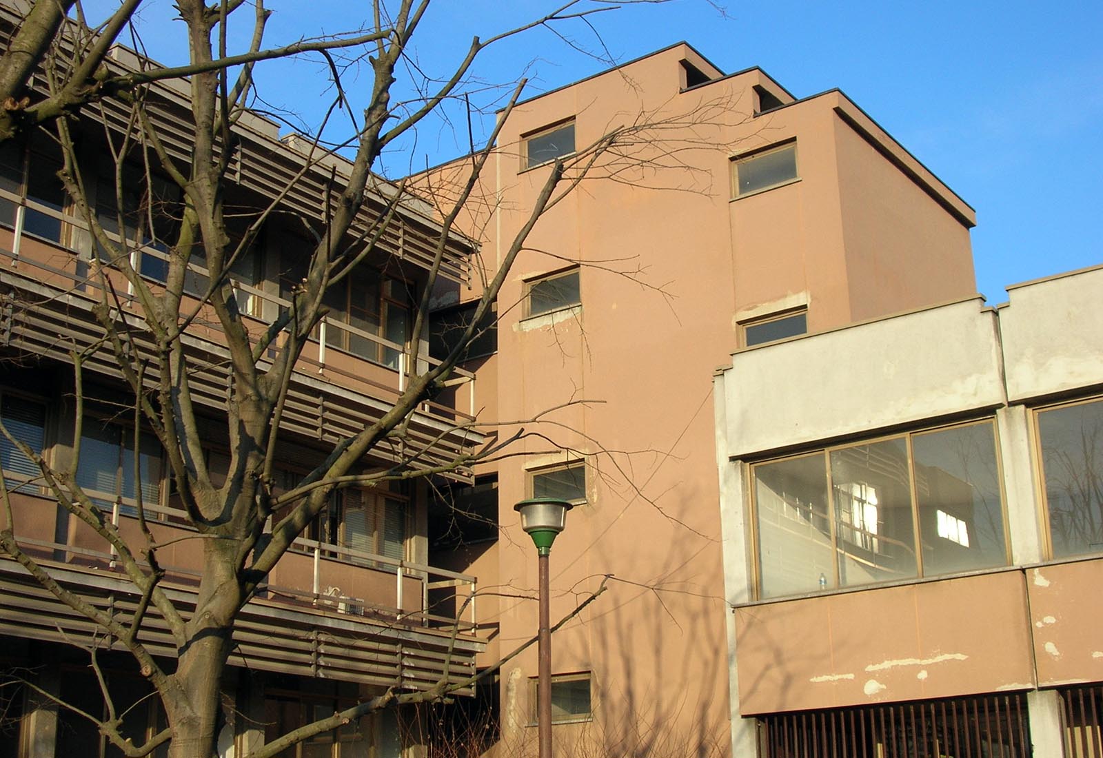 Public office building in Balsamo Crivelli street in Milan - View