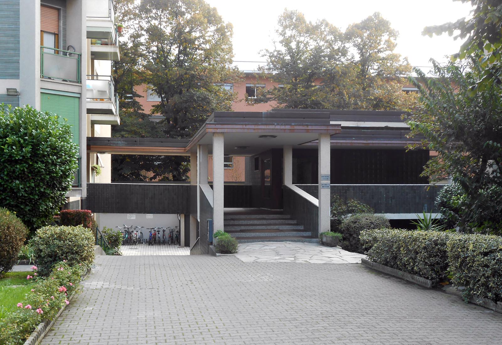 Residential buildings in Romolo street in Milan - The entry building