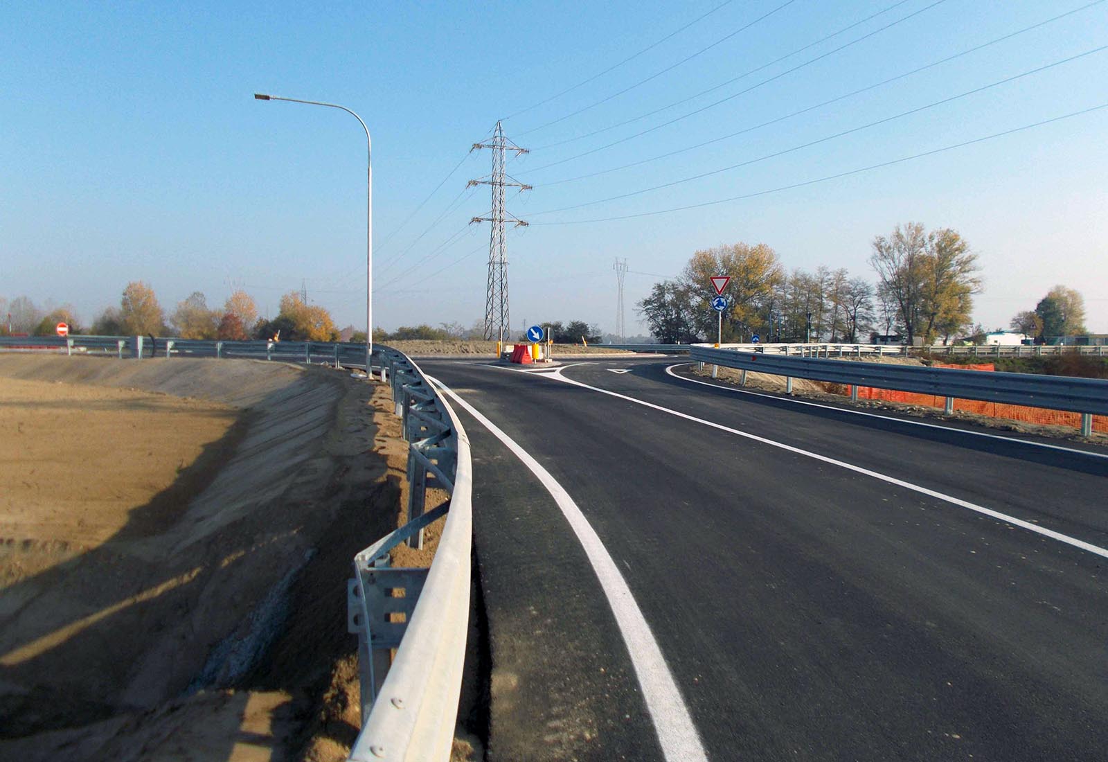 Decathlon Novara - The access road to the shopping center