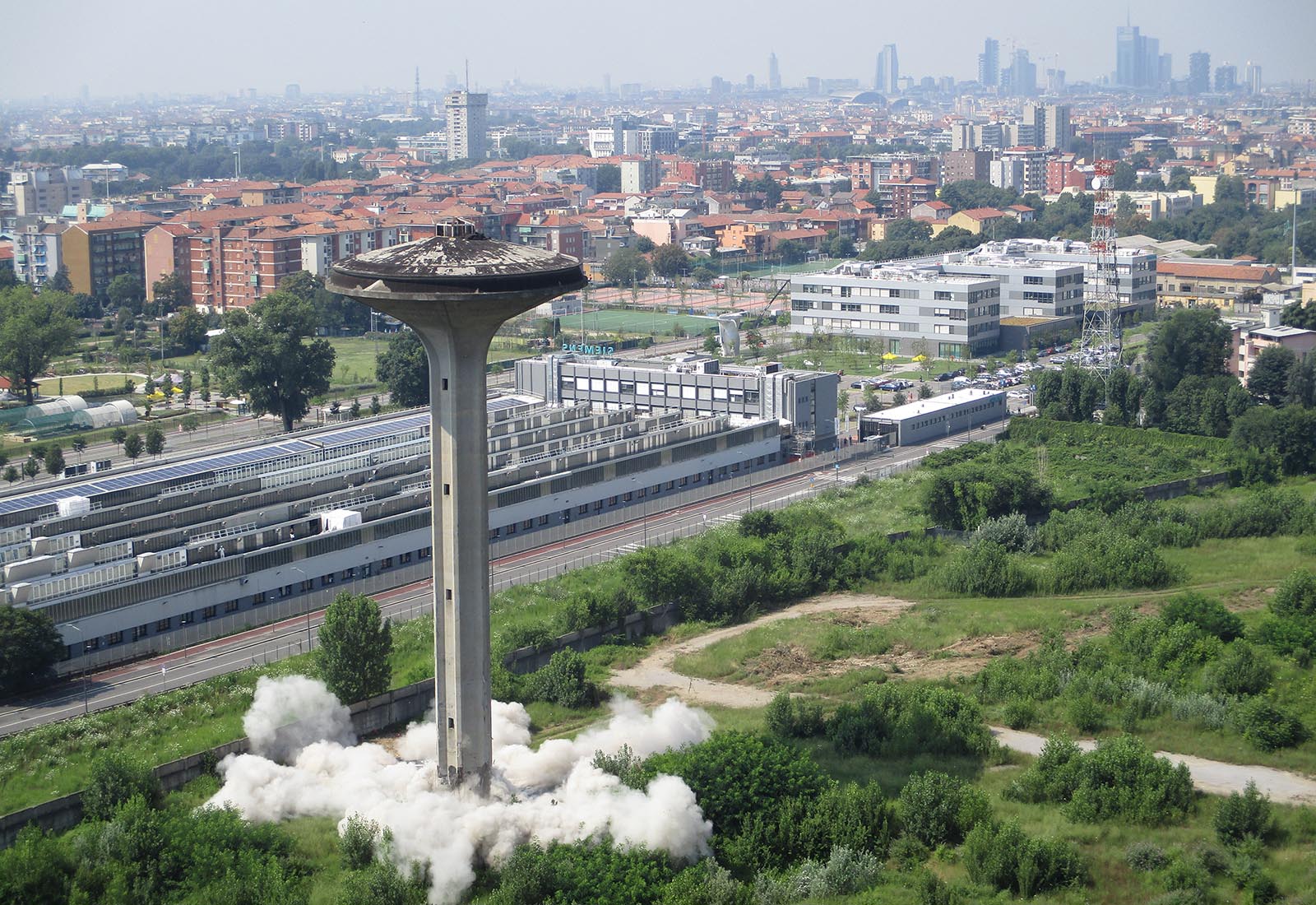 Piezometric tower Adriano street Milan - Demolition of the tower