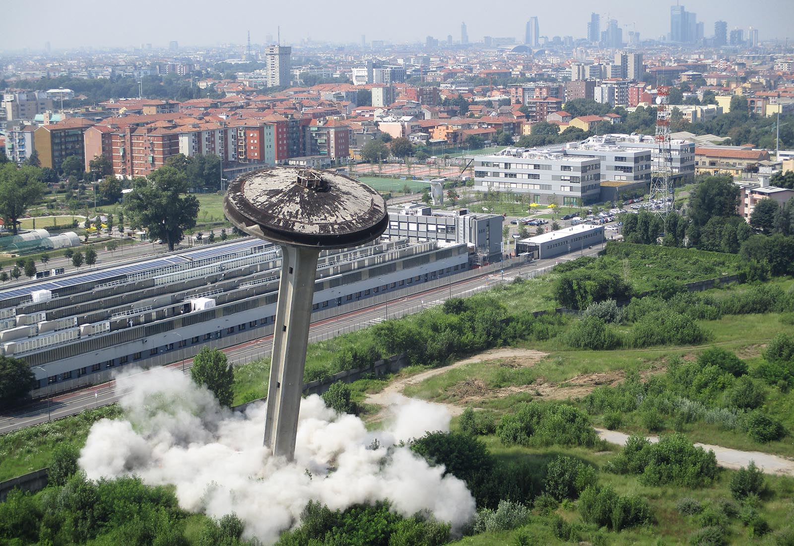 Piezometric tower Adriano street Milan - Demolition of the tower