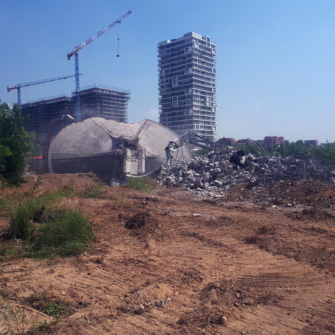 Piezometric tower Adriano street Milan - Demolition of the tower