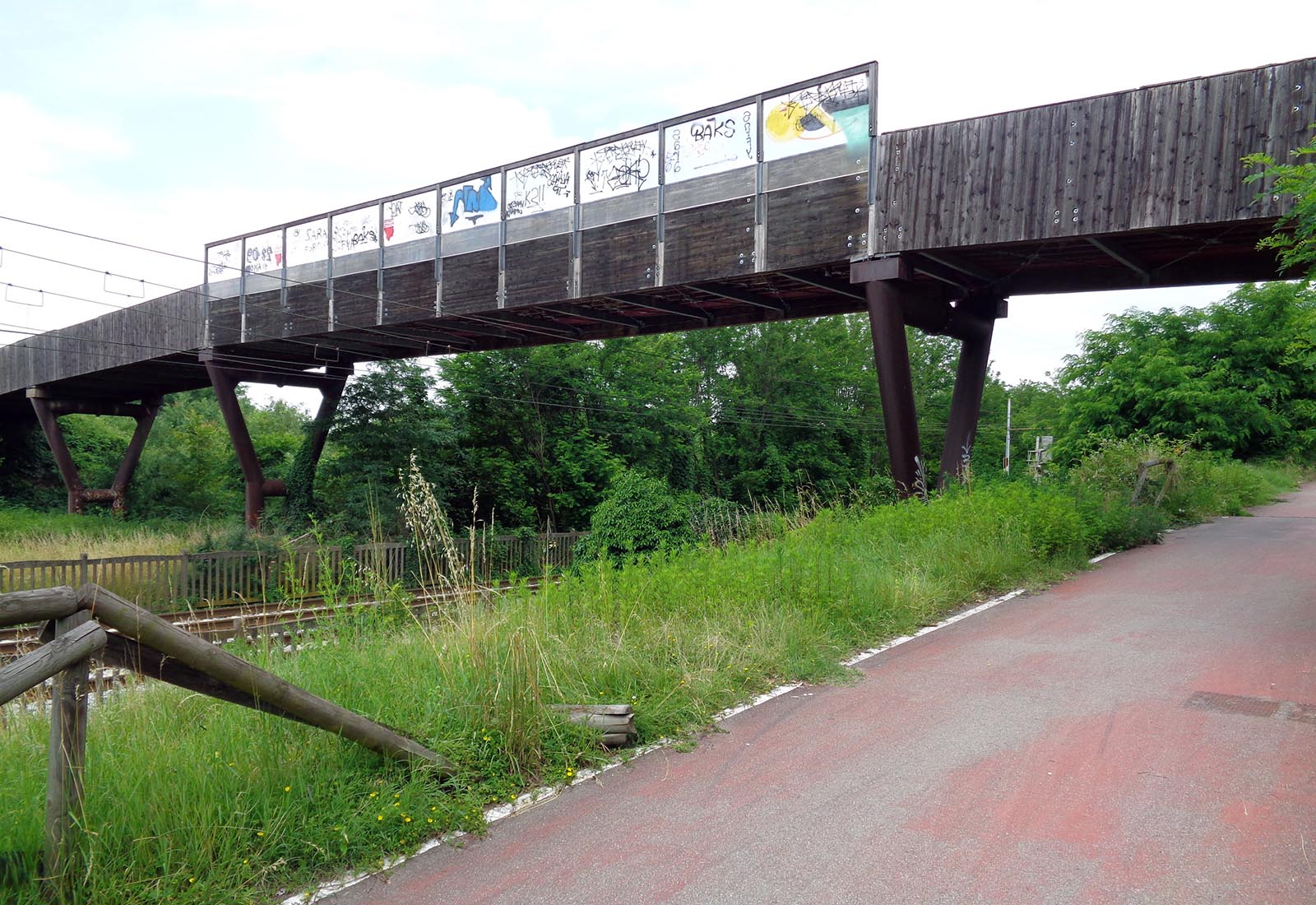 Railroad overpass and bridge over Villoresi canal in Paderno Dugnano - View of the current situation