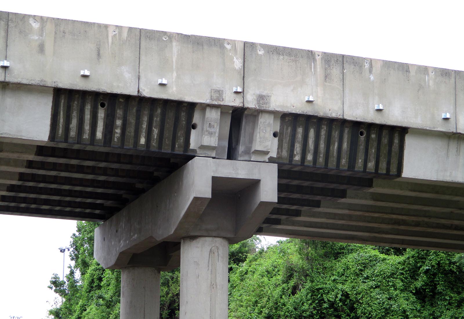 Railroad overpass renovation in Rho - The carbon fiber reinforcements