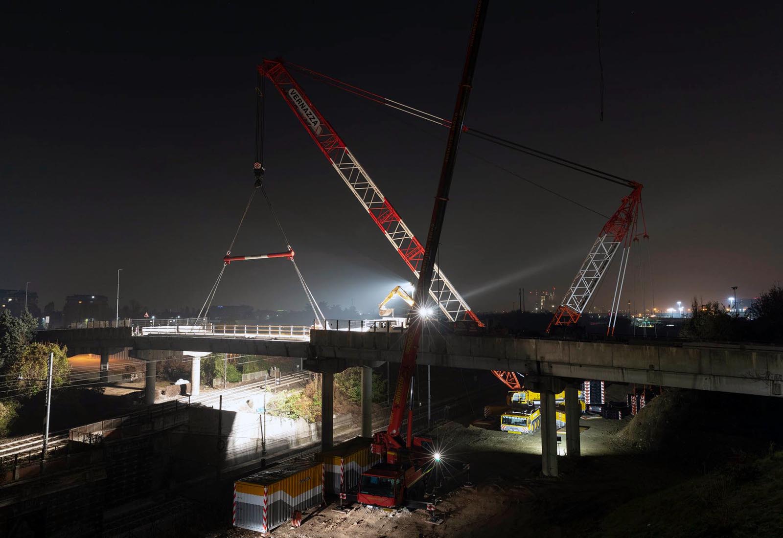 Railroad overpass renovation in Rho - The removal of the deck