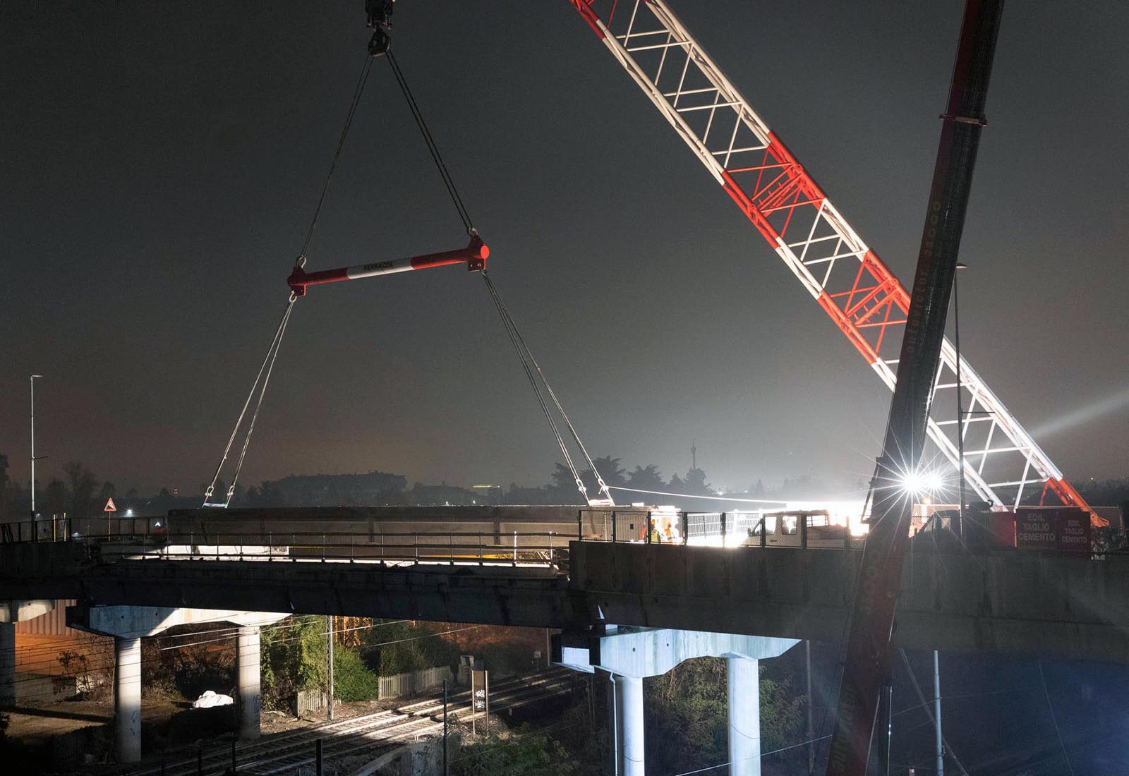 Railroad overpass renovation in Rho - The removal of the deck