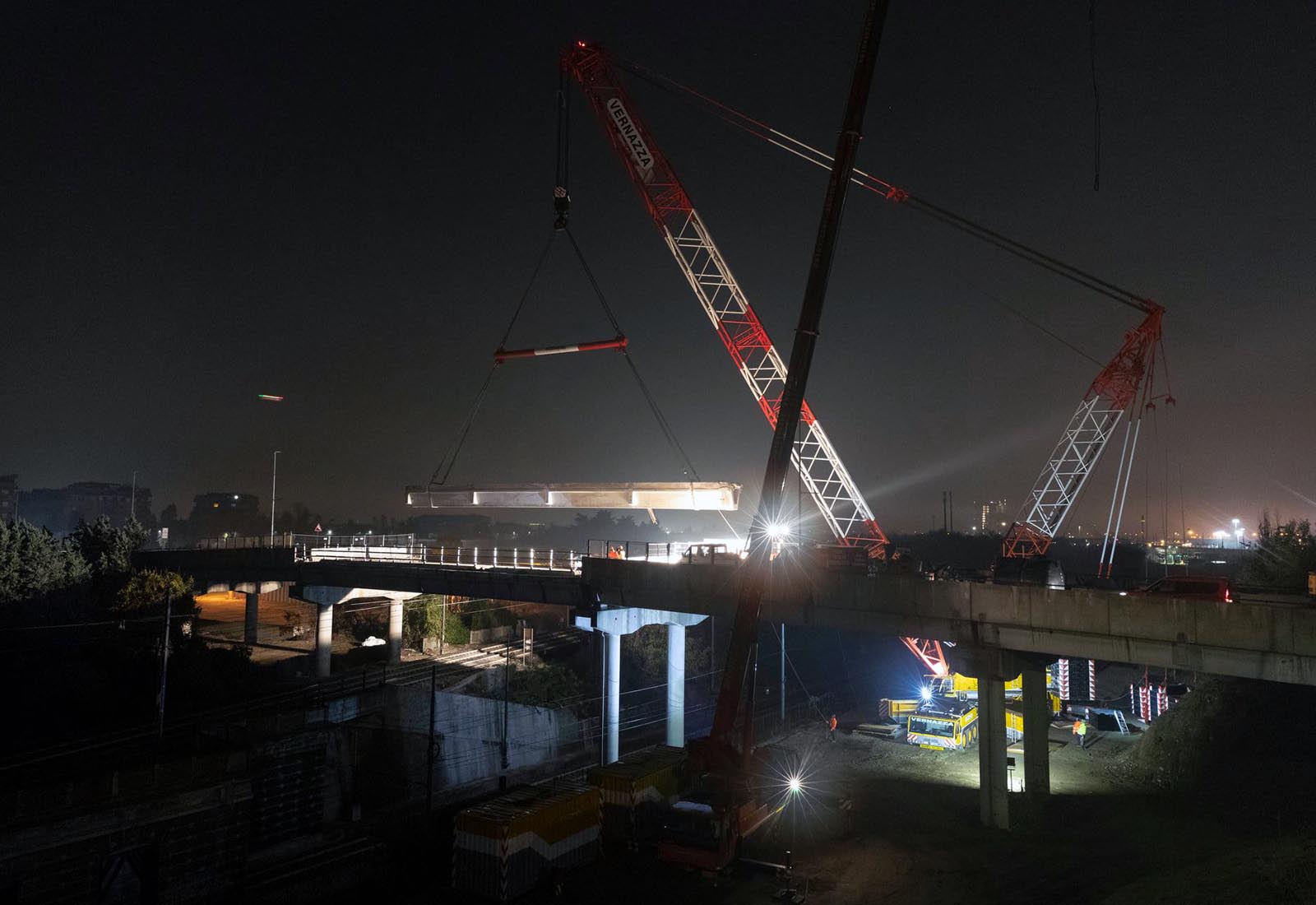 Railroad overpass renovation in Rho - The removal of the deck