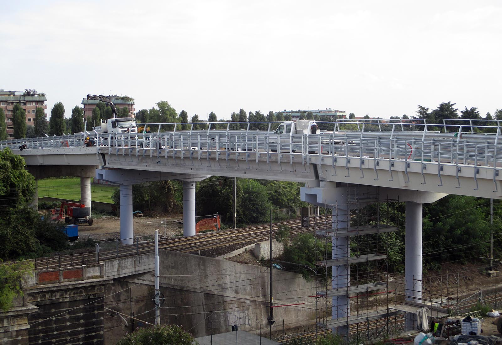 Ricondizionamento cavalcaferrovia Buonarroti a Rho - Montaggio del parapetto