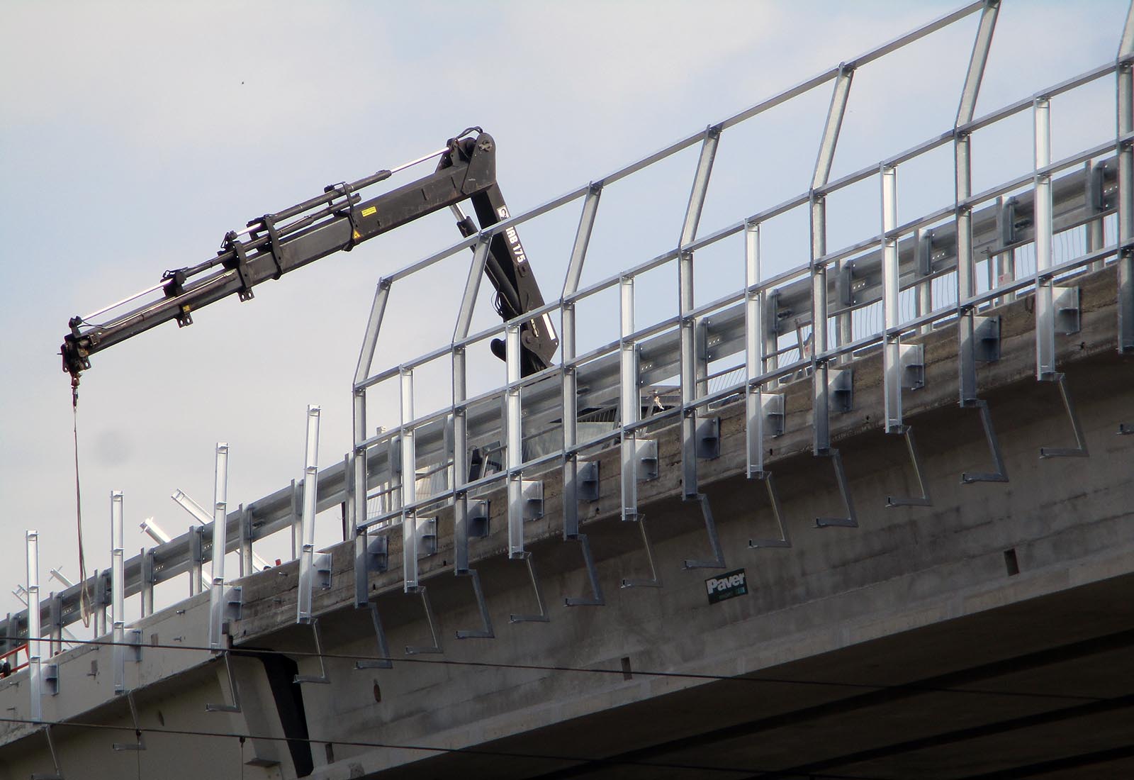 Railroad overpass renovation in Rho - Parapet assembly