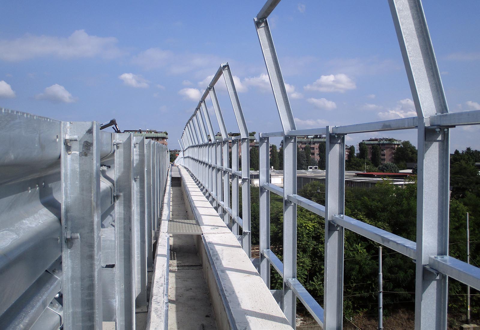 Railroad overpass renovation in Rho - Parapet assembly