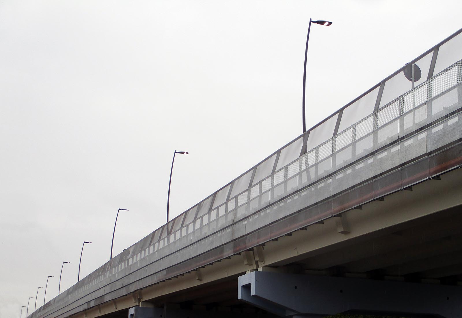 Railroad overpass renovation in Rho - The parapet