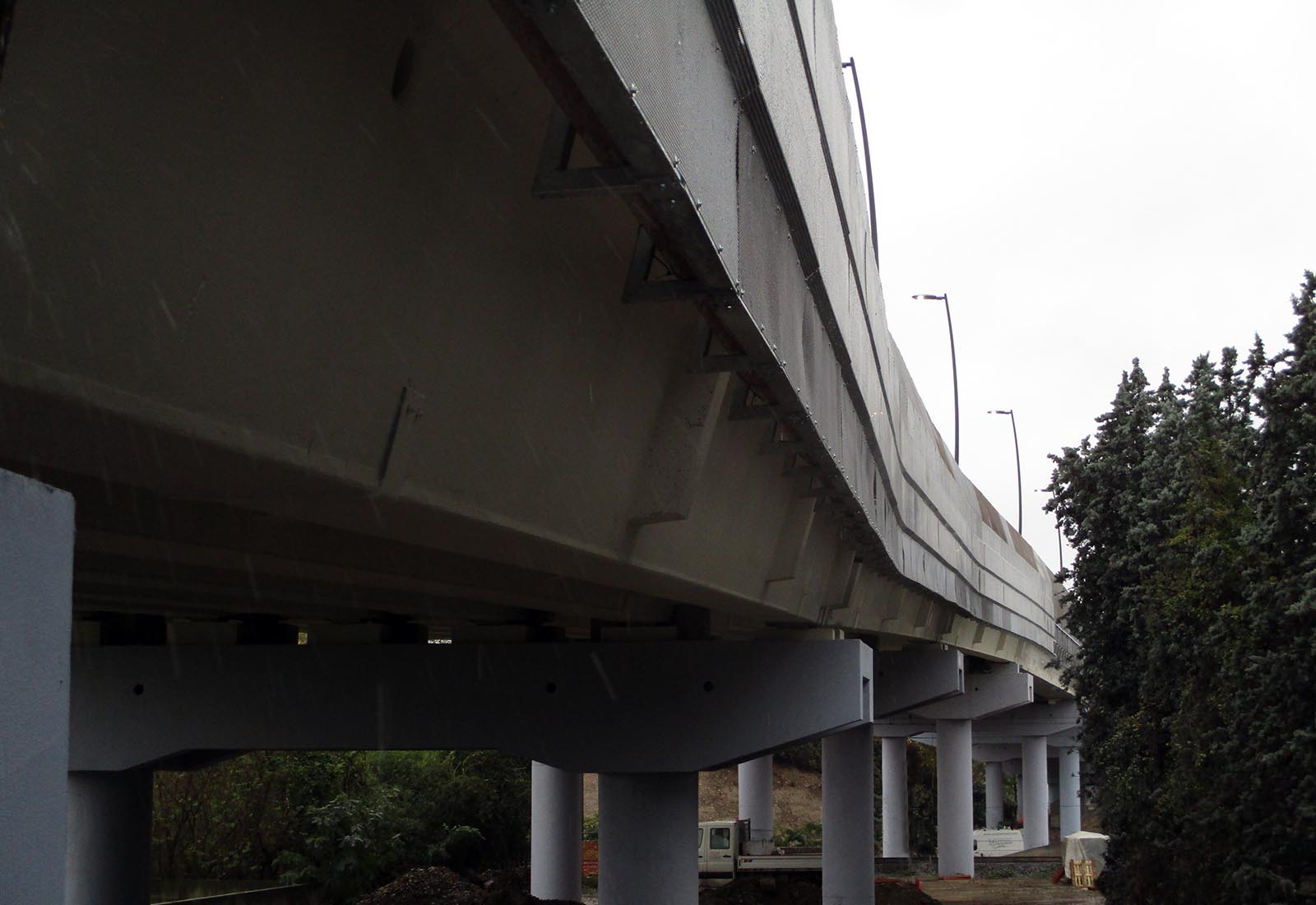 Railroad overpass renovation in Rho - The parapet