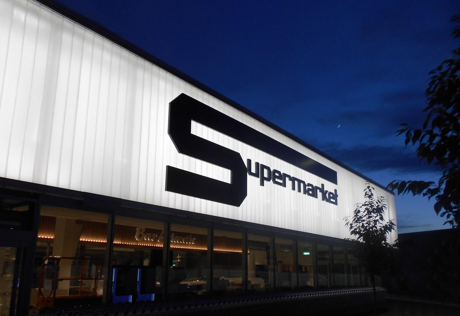 Esselunga Cassala shopping center Milan - Night view