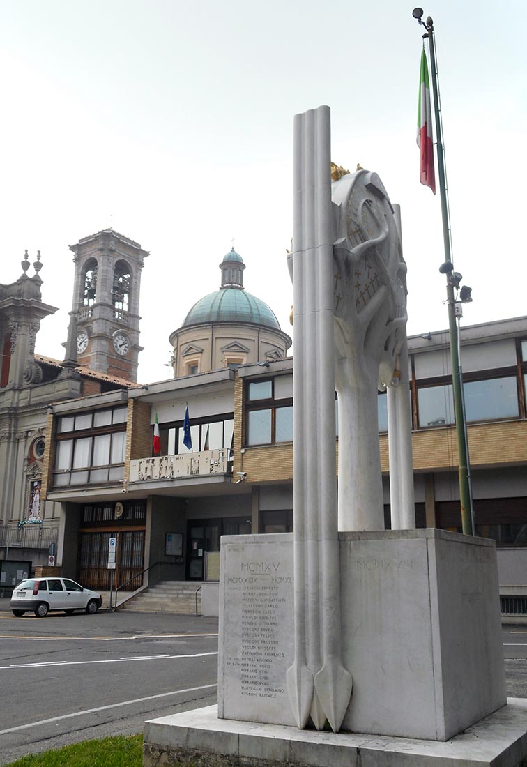 Piazza Libertà ad Appiano Gentile - Il monumento ai caduti