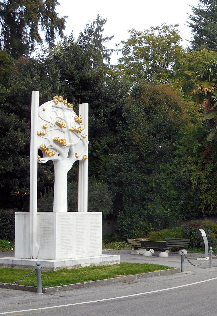 Piazza Libertà ad Appiano Gentile - Il monumento ai caduti