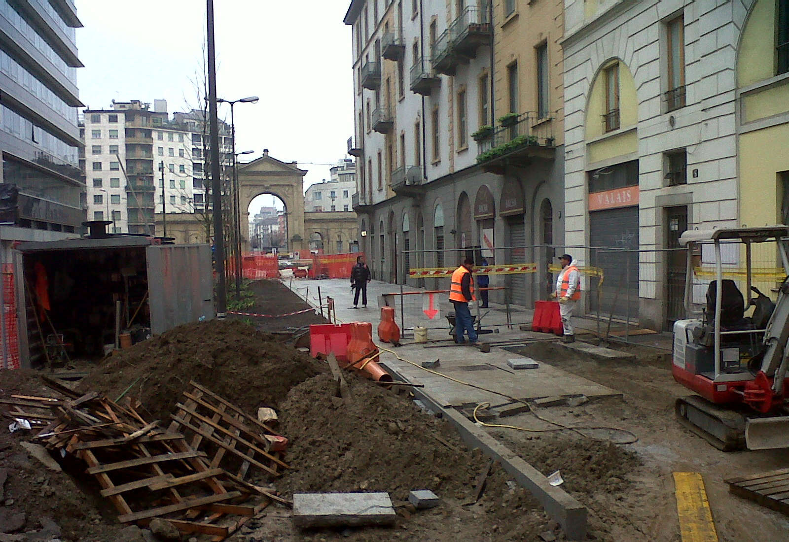 Vespucci street and Principessa Clotilde square in Milan - The construction site