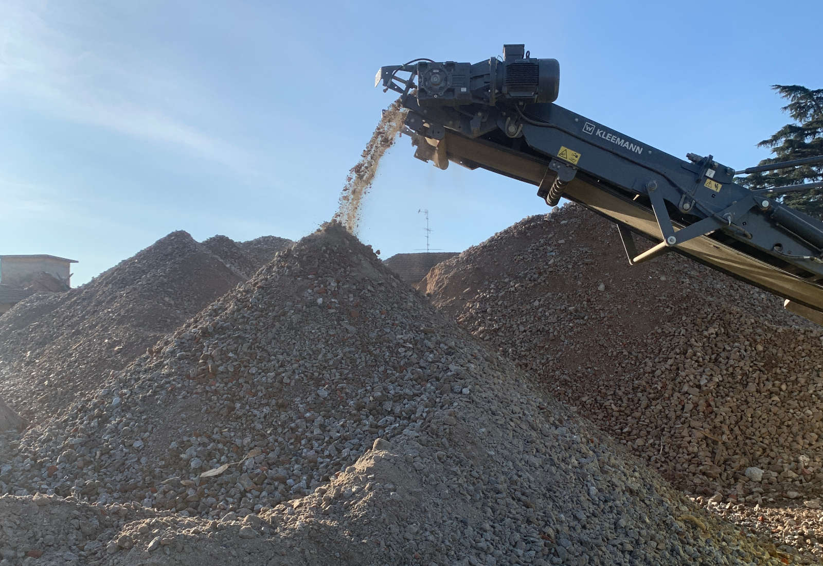 Landscaping of the Panigadi farmhouse in Lainate - Crushing and screening