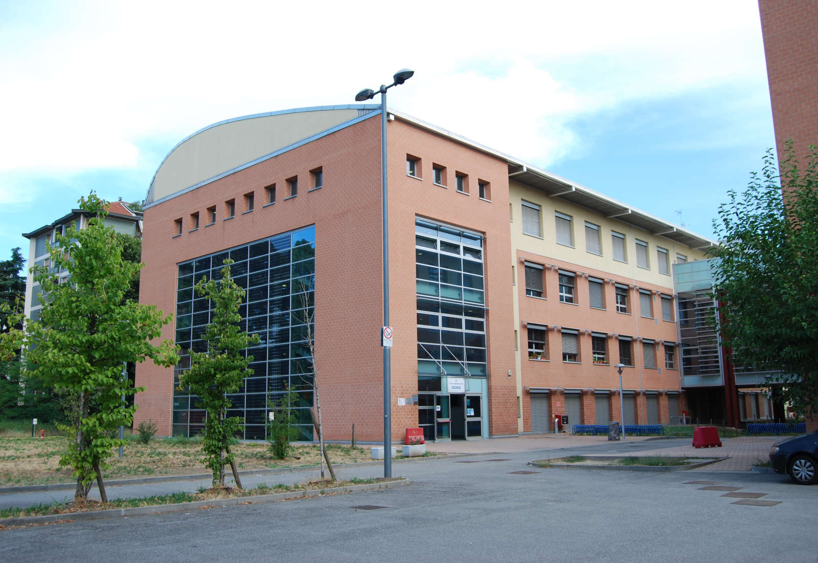 Enlargement of school complex Giorgi and Oriani Mazzini in Milan - The existing building