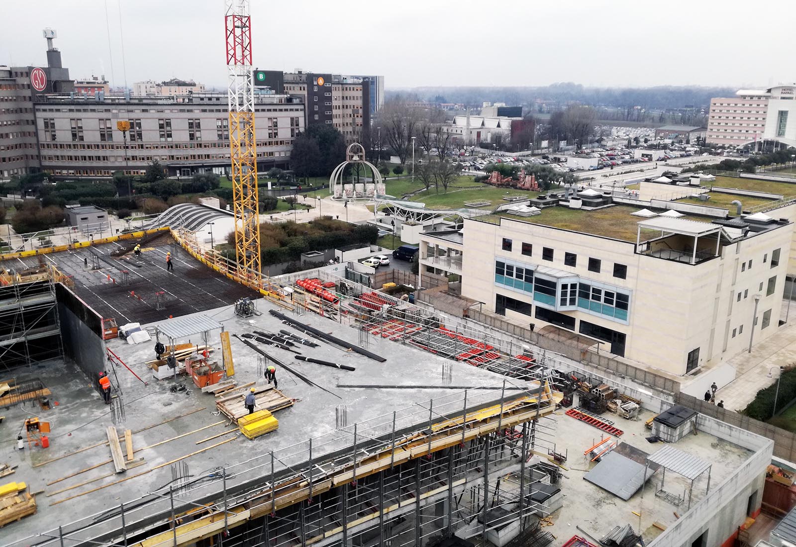 Hospital building in Ospedale San Raffaele in Milan - Elevation structures