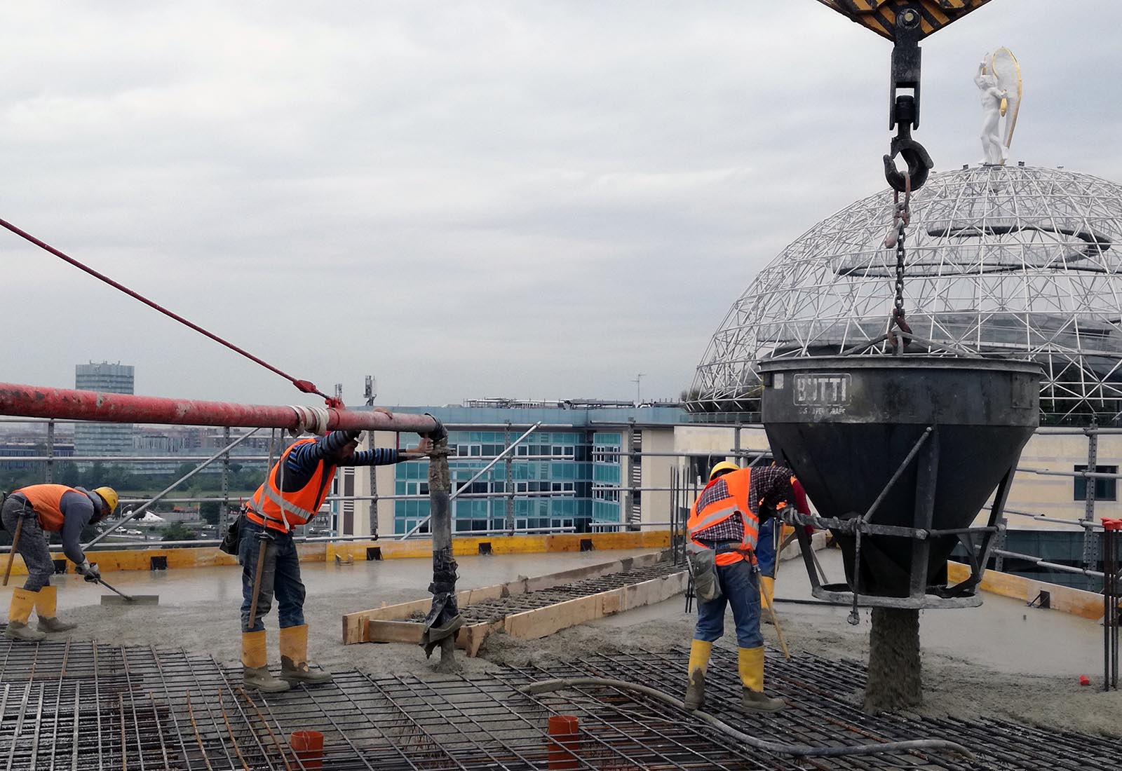 Hospital building in Ospedale San Raffaele in Milan - Casting of the roof slab