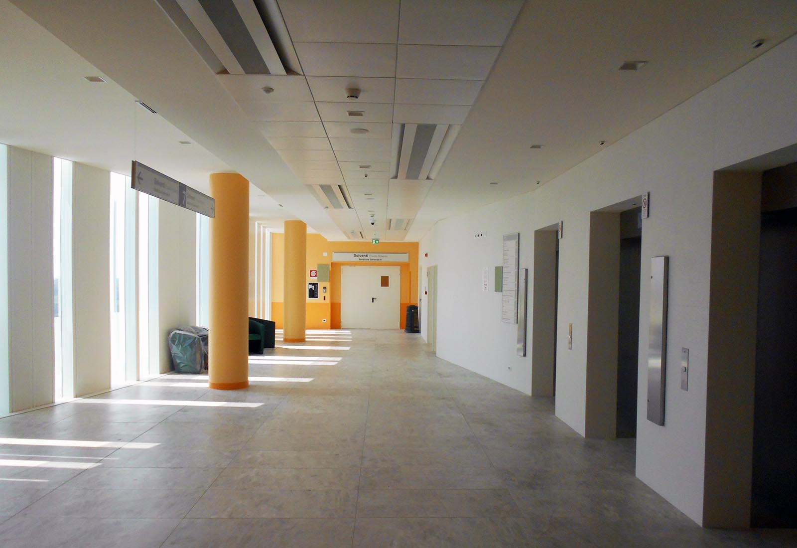 Hospital building in Ospedale San Raffaele in Milan - Visitor lobby